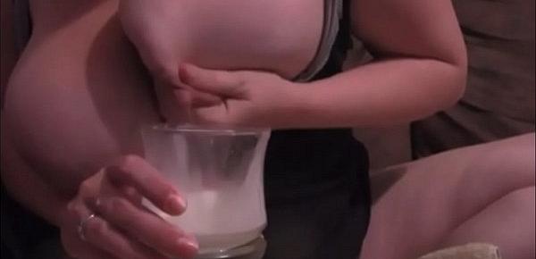  Beautiful big tits hand express milk